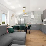 Luxury Lotus&lovor Apartment